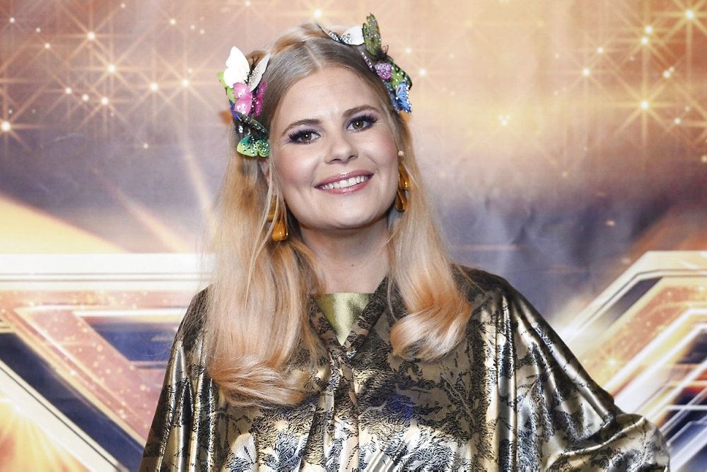 Sofie Linde i rollen som vært på X Factor