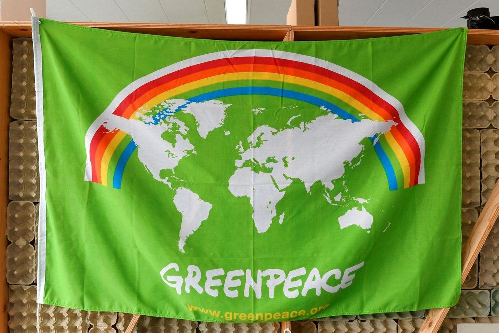 et Greenpeace banner