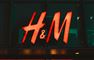 H&M's røde logo oplyst i neon