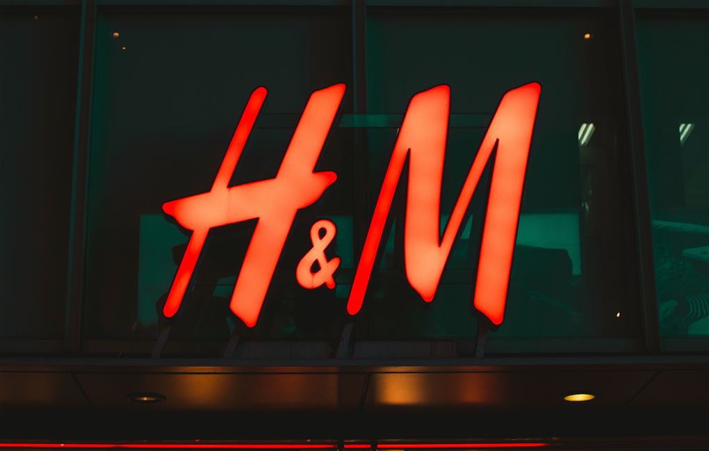 H&M's røde logo oplyst i neon