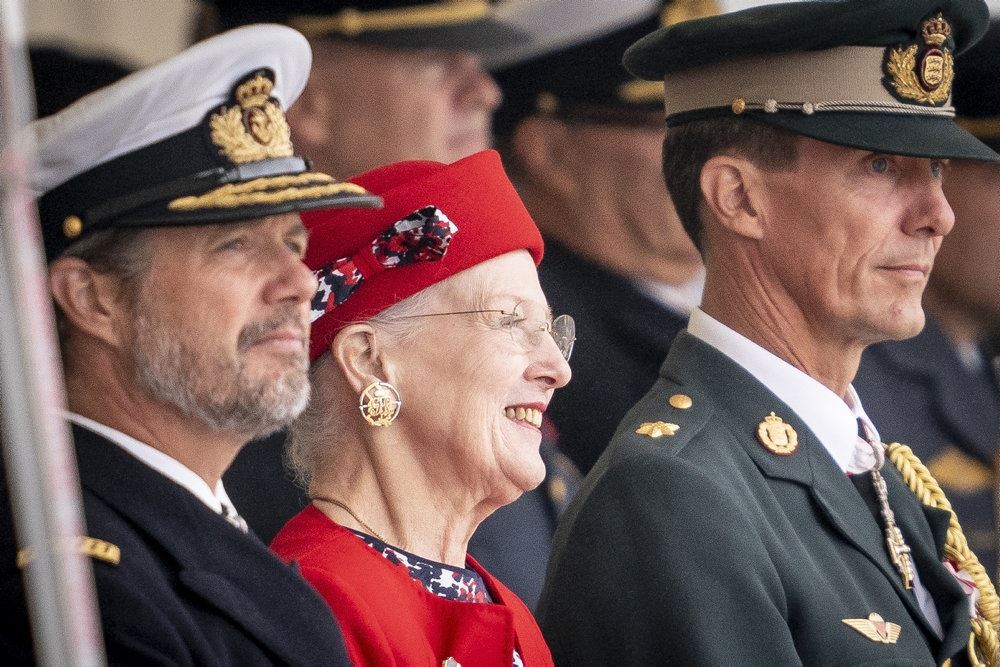 Kronprins Frederik, dronning Margrethe og prins Joachim på ræd og række.