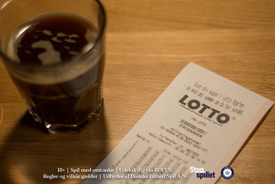 en lottokupon på et bord med en kop kaffe