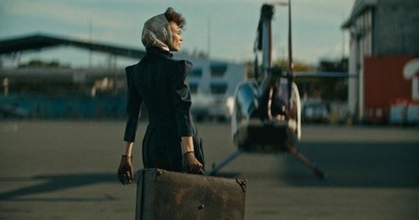 en dame med en kuffert i Las Vegas