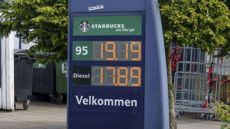 billede af priser på benzin-stander