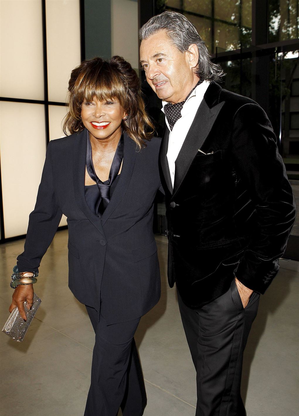 Tina Turner sammen med en mand med charmeklud.