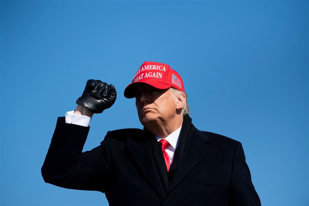 Donald Trump rød kasket og sort handske
