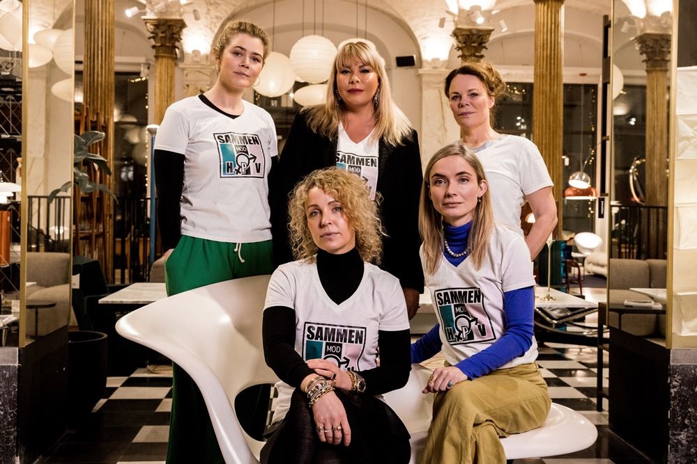 fem kvinder poserer i hvide t-shirts