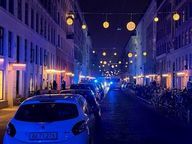 Politi lys i en mørk gade