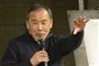 Haruki Murakami med en mikrofon