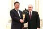 Vladimir Putin trykker hånd med Xi Jinping.