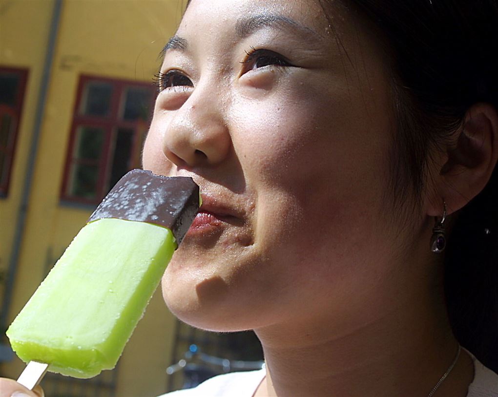 Kvinde spiser is
