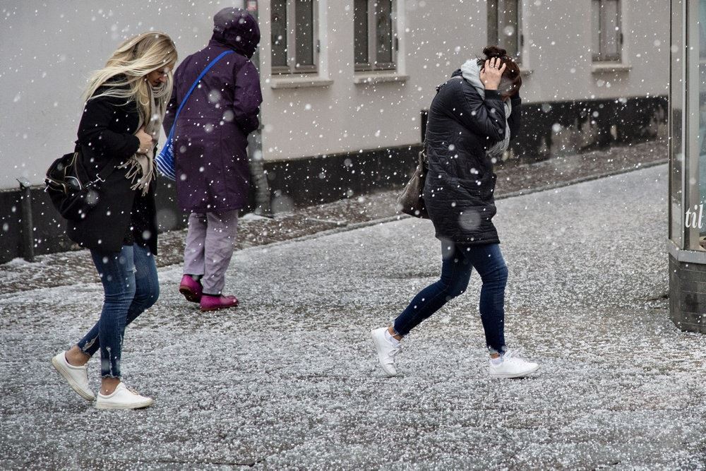 Unge mennesker går i snevejr