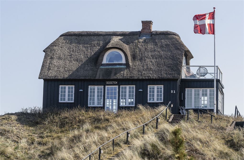 sommerhus med dansk flag 