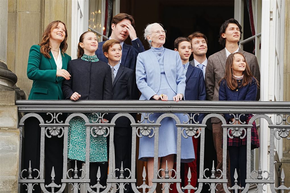 Dronningen på balkon med børnebørn