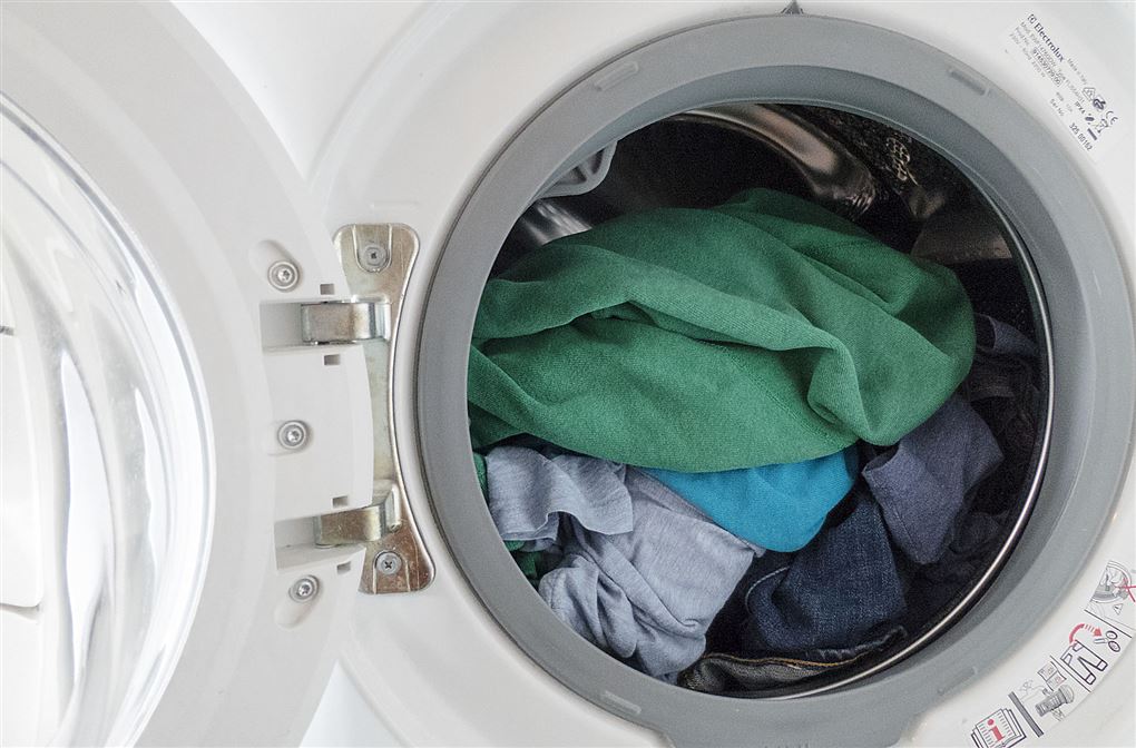 en vaskemaskine med tøj i 