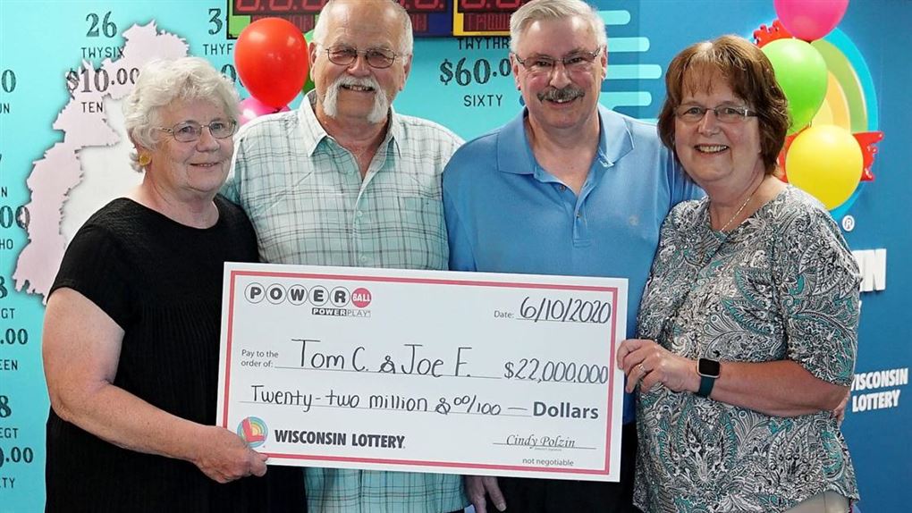 Amerikanske lotterivindere og deres koner og præmiecheck på 22 mio. dollars