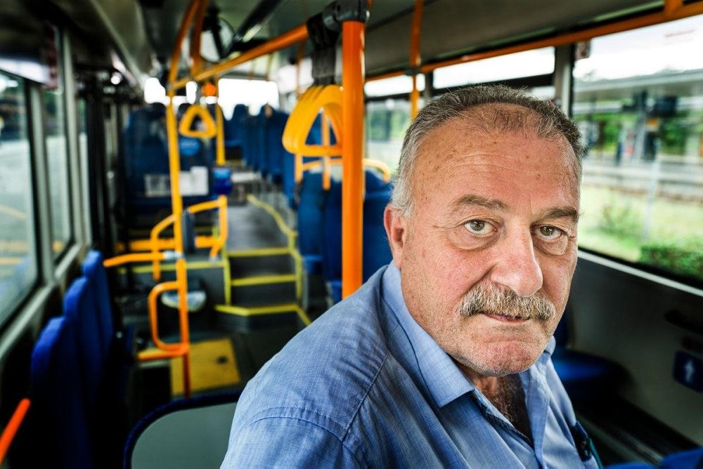 Billede af trist chauffør i bus