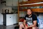 Den coronaramte polske slagteriarbejder Kamil Wotjek sidder i en køjeseng