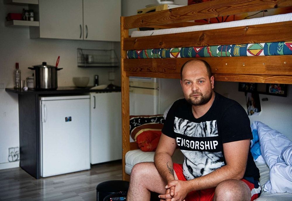 Den coronaramte polske slagteriarbejder Kamil Wotjek sidder i en køjeseng