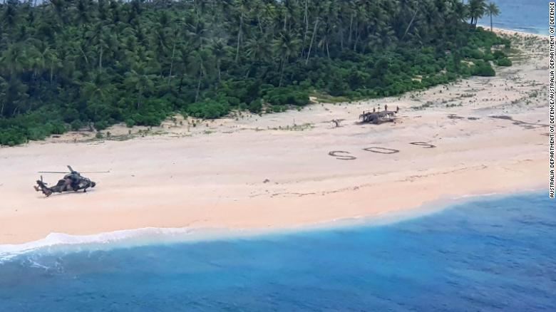 Helikopter på strand med SOS skrevet i sandet