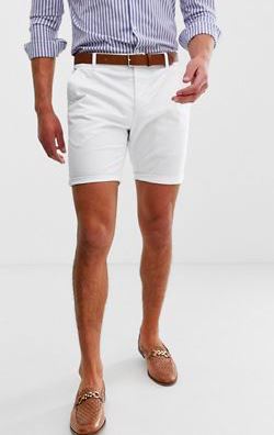 Mænd i hvide shorts, skjorte og pæne sko