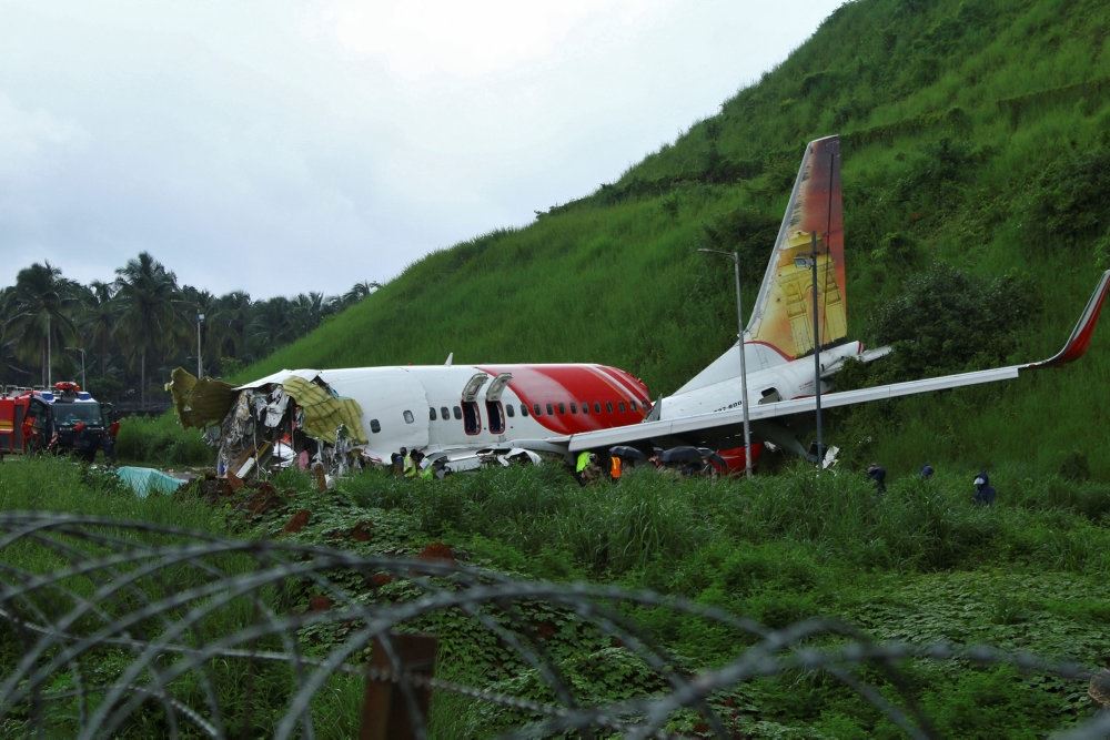 Et forulykket fly som ser ud til at være midt i en skov