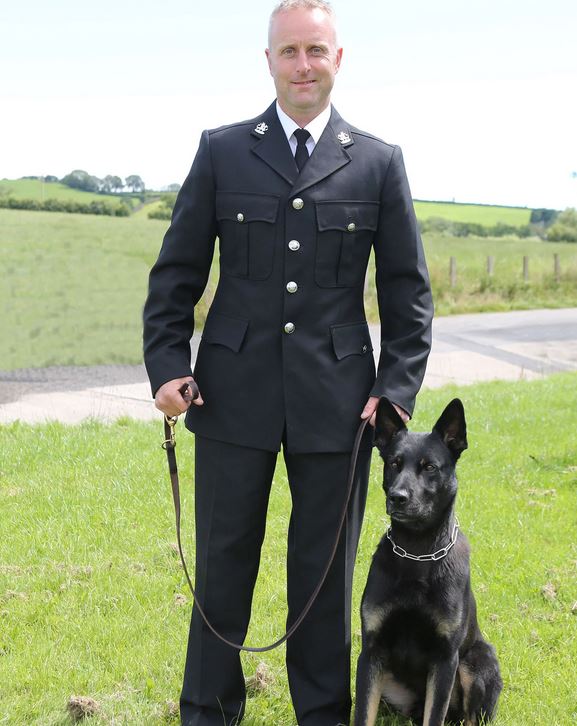 En politimand og hans sorte schæferhund Max 