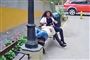 billede fra google streetview af kvinde og mand på en bænk i Lima