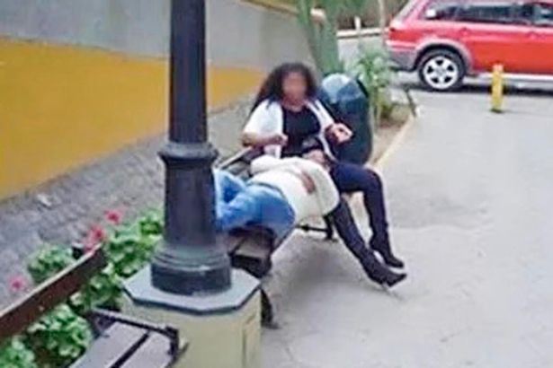 billede fra google streetview af kvinde og mand på en bænk i Lima