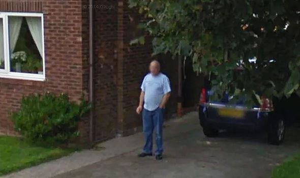 Mand står og ryger i en indkørsel - billede fra Google Maps