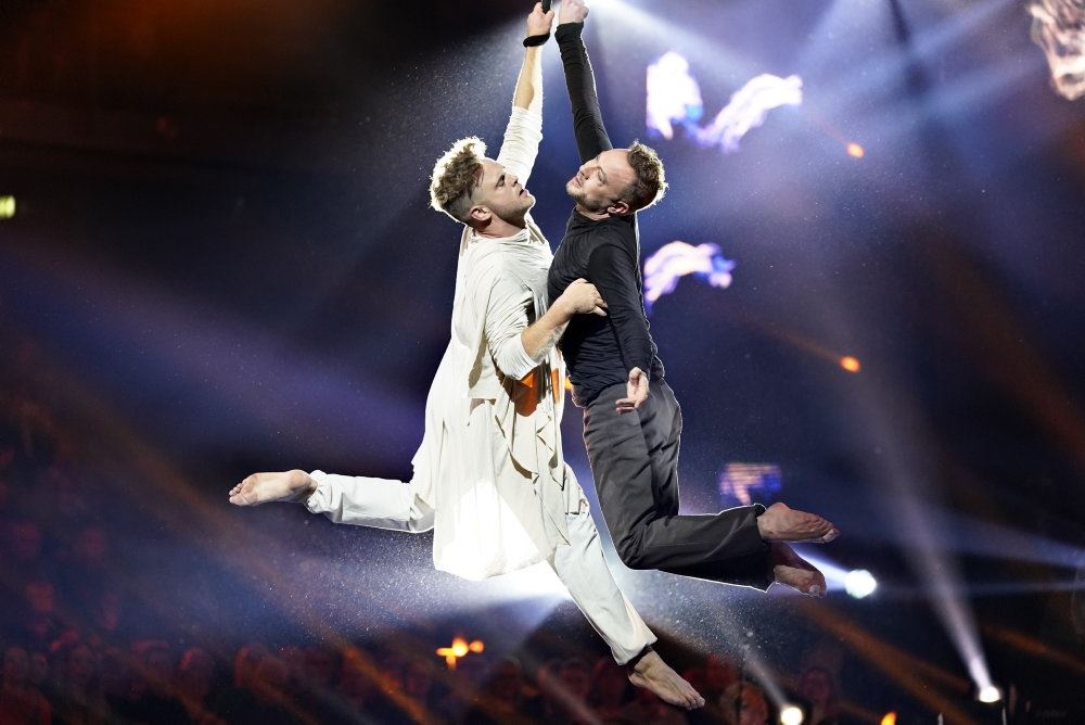 Danseren Silas Holst og skuespilleren Jakob Fauerby på dansegulvet i Vild med Dans