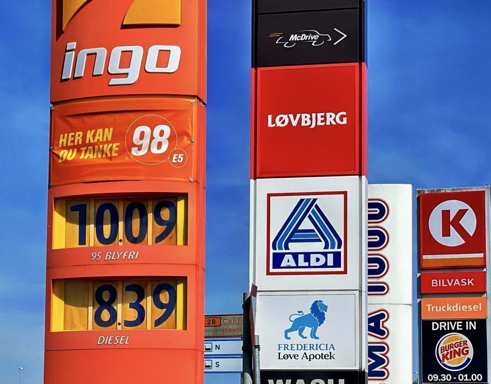 skilte med benzinpriser på tankstation