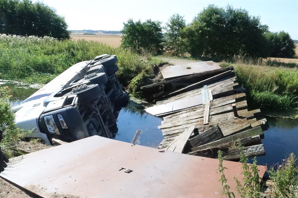 En lastbil med olie er væltet i en kanal på Djursland