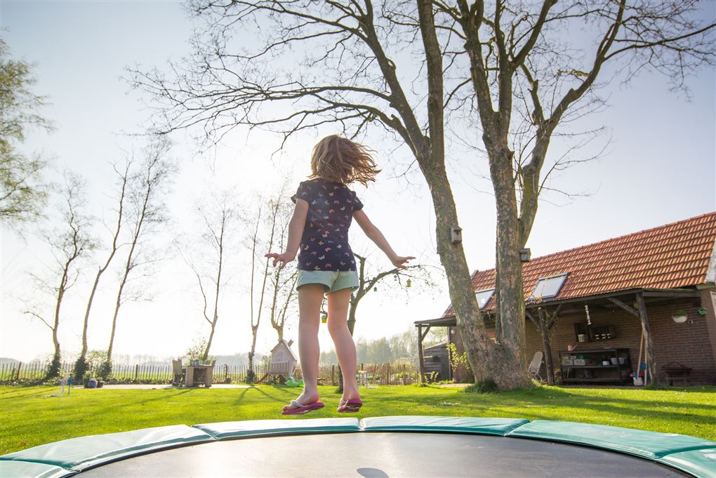 Lille pige hopper på en trampolin