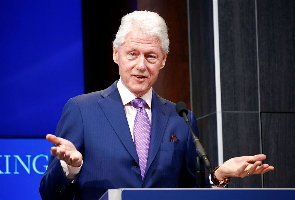 Bill Clinton slår ud med armene