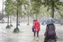 Folk i regntøj igår på gaden i voldsomt regnvejr 