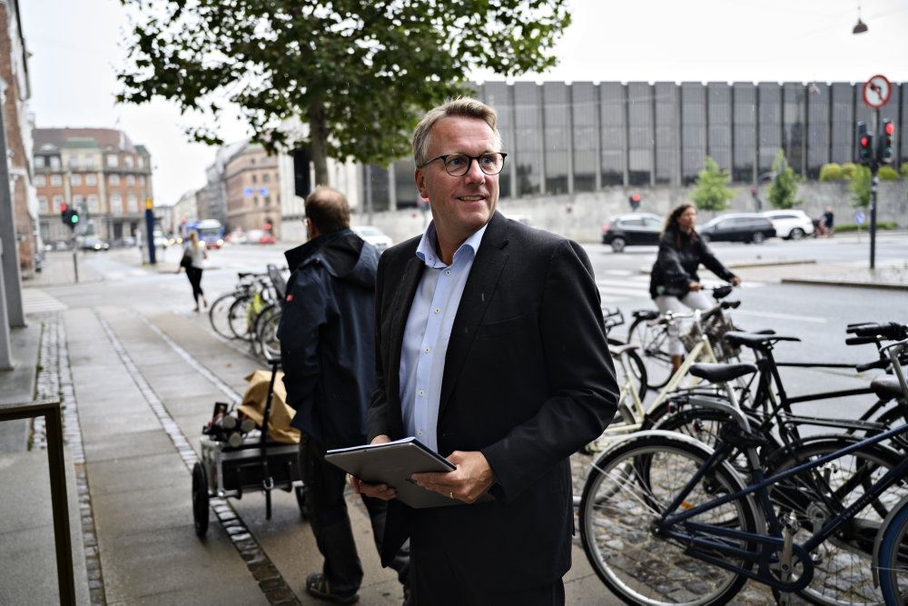 Et billede af Morten Bødskov foran Nationalbanken.