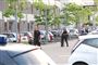 Politifolk med hunde går rundt på en parkeringsplads
