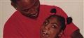 En sort far kigger hengivent på sin datter med rottehaler