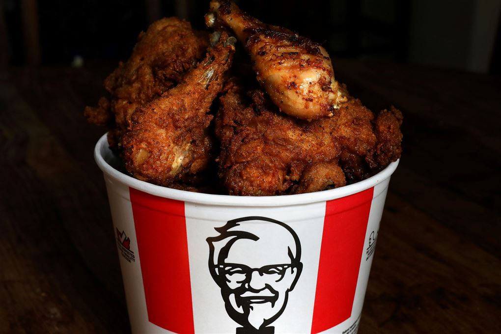 Et bæger med kyllingestykker fra KFC