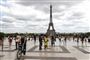 Mennesker på pladsen foran Eifeltårnet i Paris 