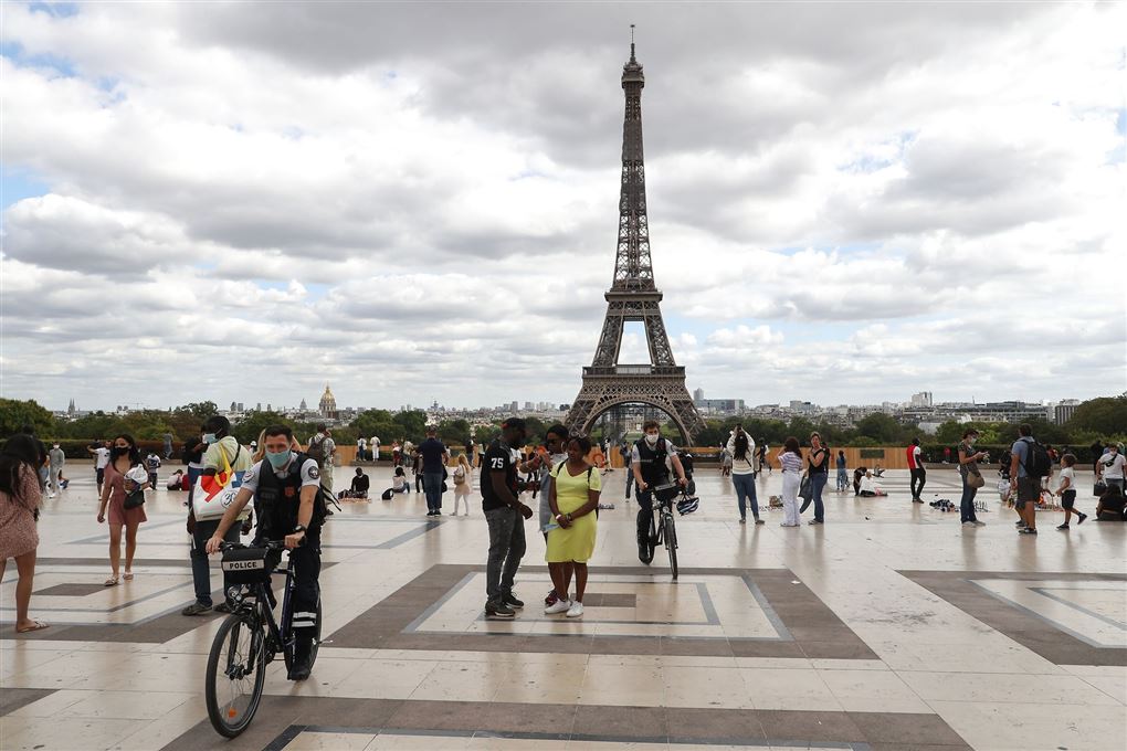 Mennesker på pladsen foran Eifeltårnet i Paris 