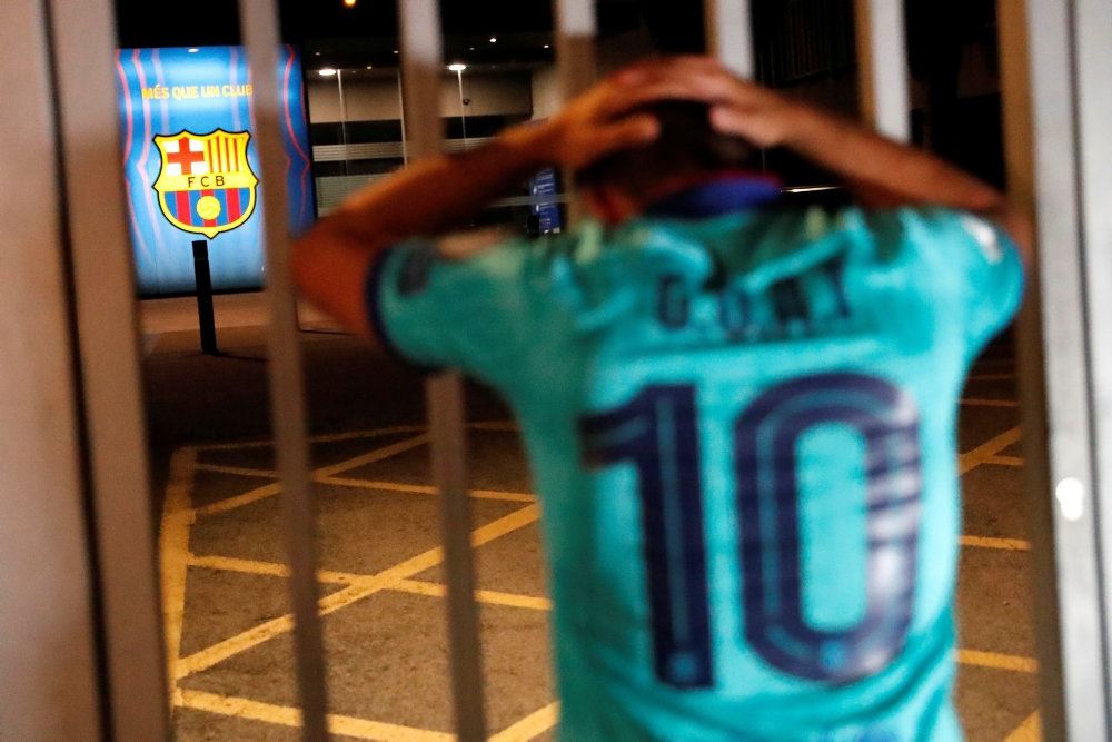 chokeret Barcelona-fan tager sig til hovedet