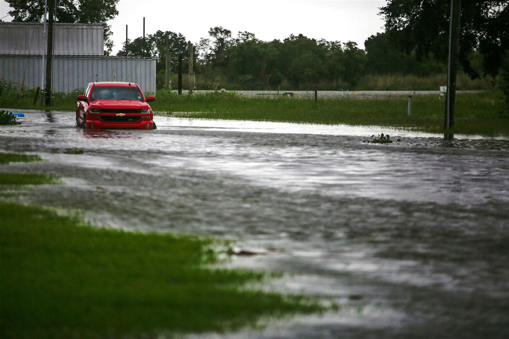 En bil delvist begravet i vand i den amerikanske stat Louisiana