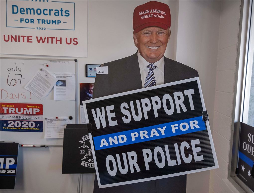 Papfigur af Trump med et skilt, hvor der står Vi støtter og beder for vores politi.