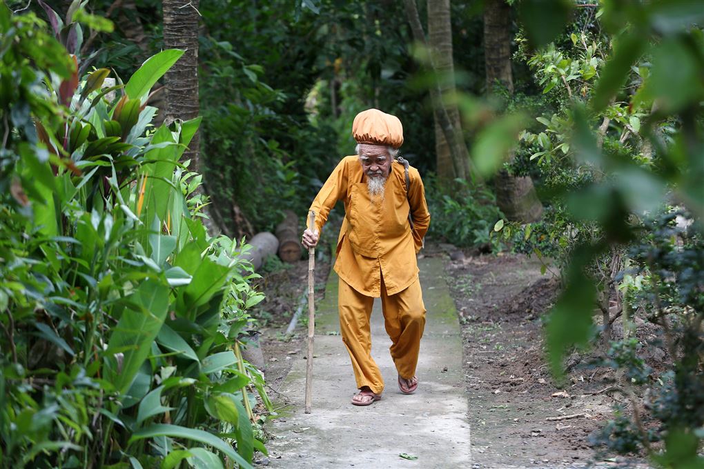 Den 92-årige Nguyen Van Chien går en tur med sit 5 meter lange hår samlet i en form for turban 