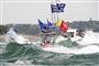 Båd med Trump flag på sø med høje bølger