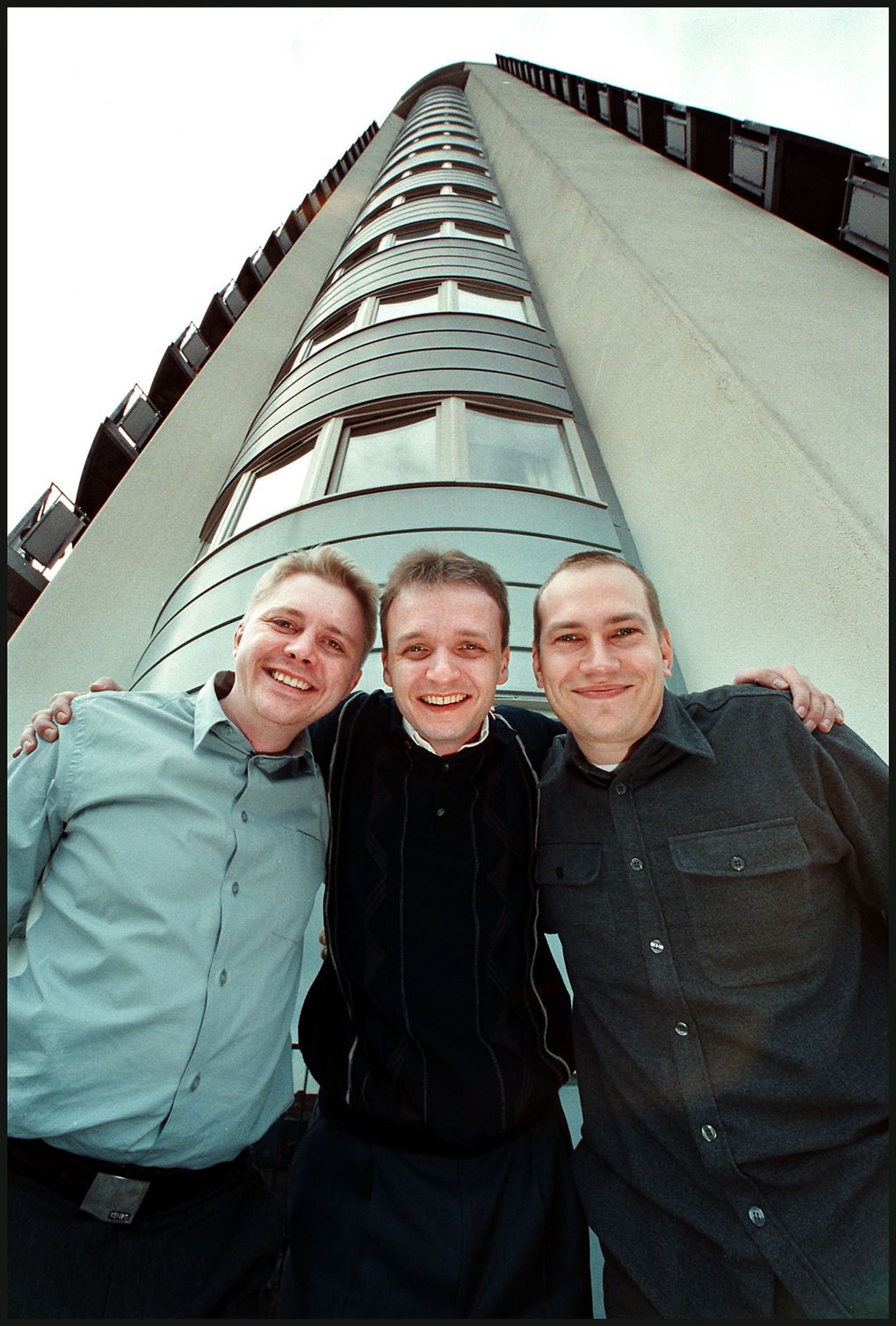 Tre unge gutter foran det store tårn i Valby, hvor Jubii havde hovedsæde.