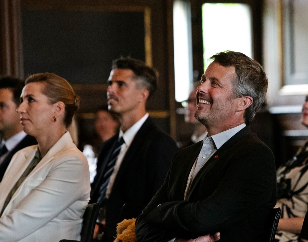 Statsminister Mette Frederiksen og Kronprins Frederik sidder og lytter til Red Barnets konference i Børssalen i København