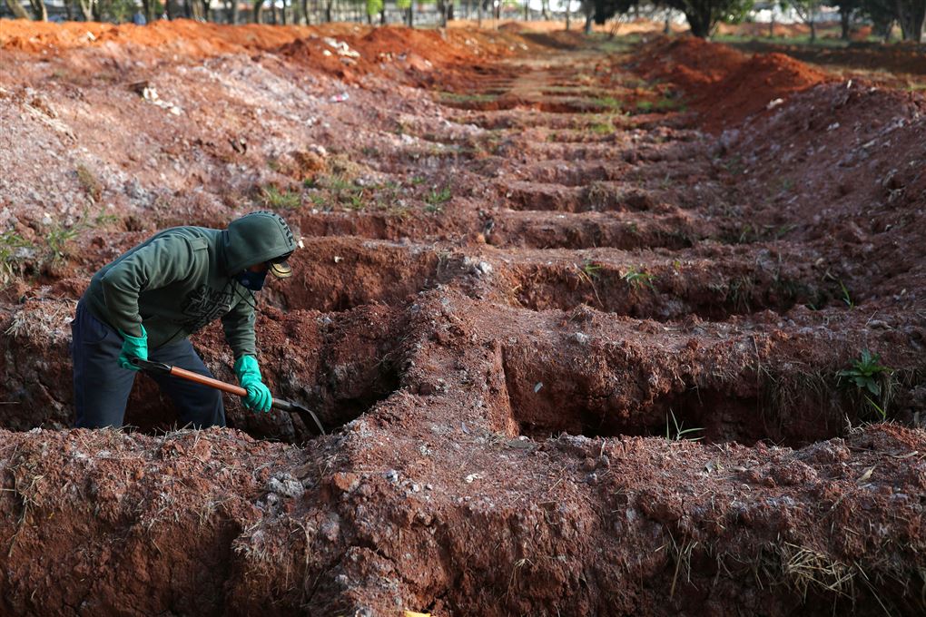 En mand graver grave i Brasilien